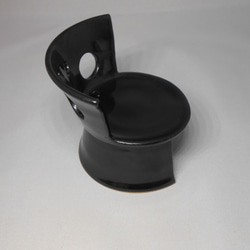 陶製のミニチュア椅子（黒釉） 4枚目の画像