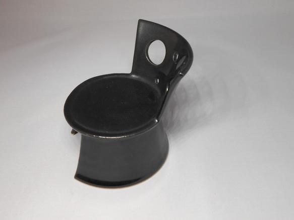 陶製のミニチュア椅子（黒釉） 2枚目の画像