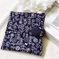 北欧刺繍柄　花モチーフ　携帯用BOXティッシュケース 1枚目の画像