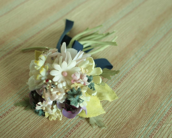 ブルーリボンの小花のコサージュ（手染）　CC-562 1枚目の画像