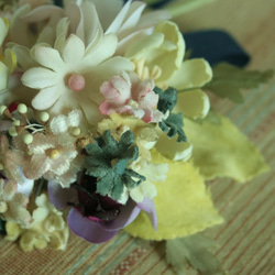 ブルーリボンの小花のコサージュ（手染）　CC-562 2枚目の画像