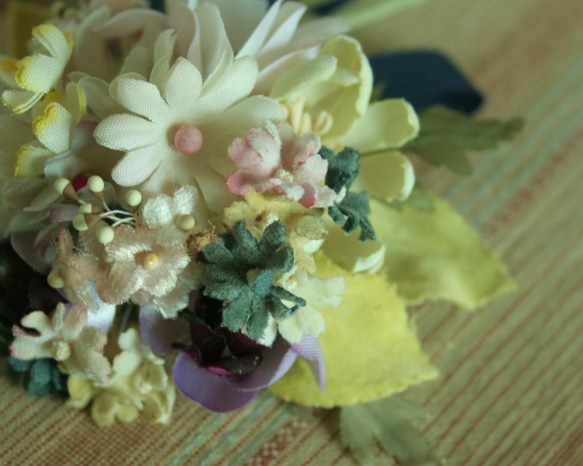 ブルーリボンの小花のコサージュ（手染）　CC-562 2枚目の画像