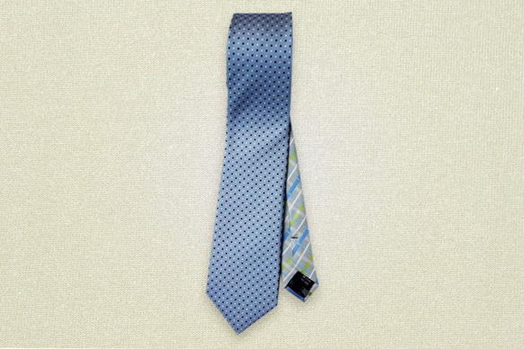 水玉とチェック柄のネクタイ　ブルー 2枚目の画像