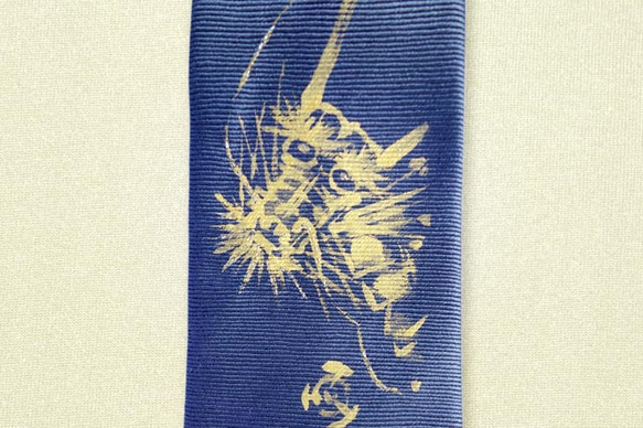 西陣織ネクタイ　手描き　『龍』グレー　プラチナ糸入り 2枚目の画像