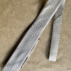 礼装用ネクタイ幅６.５　ポケットチーフ付き　シルバー　京都・西陣織　螺鈿　シルク 2枚目の画像