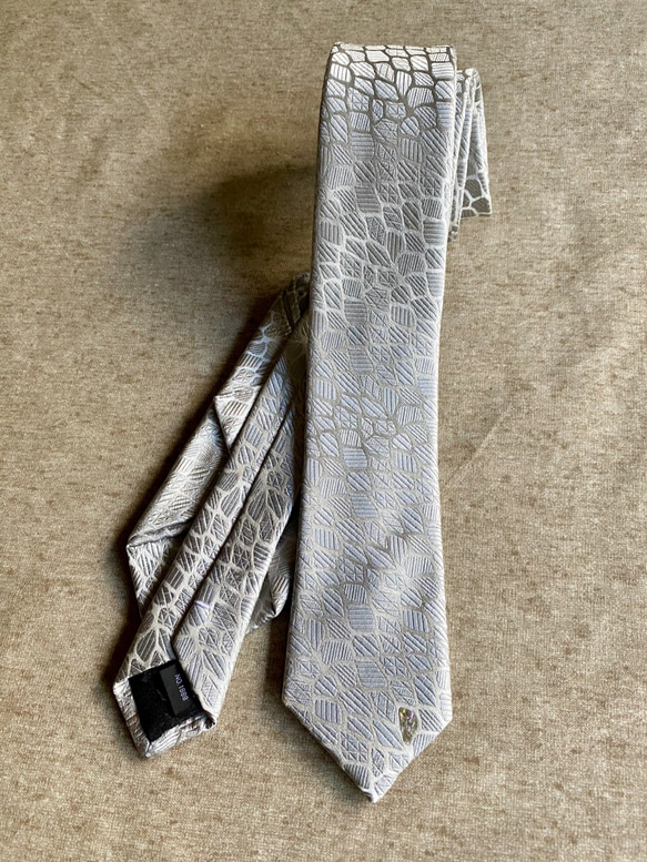 礼装用ネクタイ幅６.５　ポケットチーフ付き　シルバー　京都・西陣織　螺鈿　シルク 3枚目の画像
