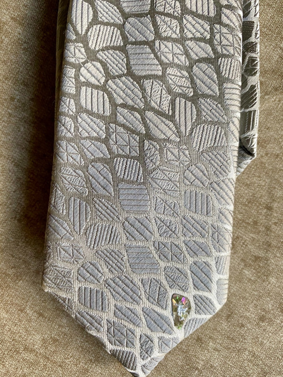 礼装用ネクタイ幅６.５　ポケットチーフ付き　シルバー　京都・西陣織　螺鈿　シルク 4枚目の画像