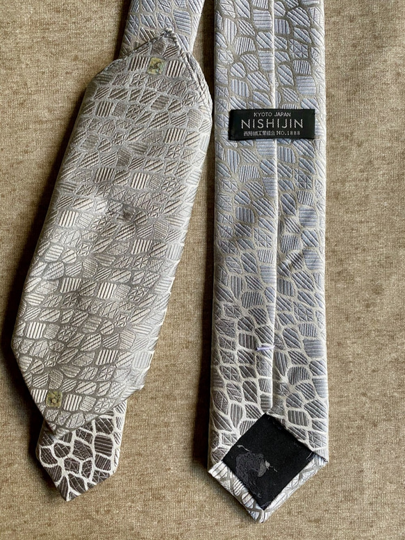 礼装用ネクタイ幅６.５　ポケットチーフ付き　シルバー　京都・西陣織　螺鈿　シルク 5枚目の画像