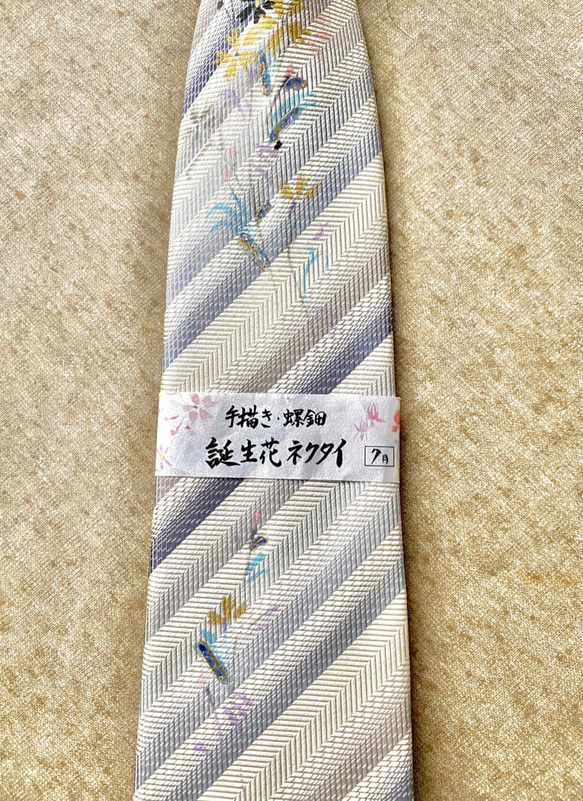 誕生花ネクタイ　シルバーストライプ　『７月　なでしこ』京都・西陣織・手描き・螺鈿・ポストカード付き 2枚目の画像