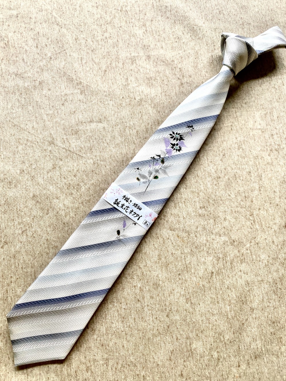 誕生花ネクタイ　シルバーストライプ　『８月　ひまわり』京都・西陣織・手描き・螺鈿・ポストカード付き