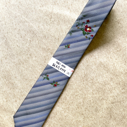 誕生花ネクタイ　グレーストライプ　『１月　つばき』京都・西陣織・手描き・螺鈿・ポストカード付き 2枚目の画像