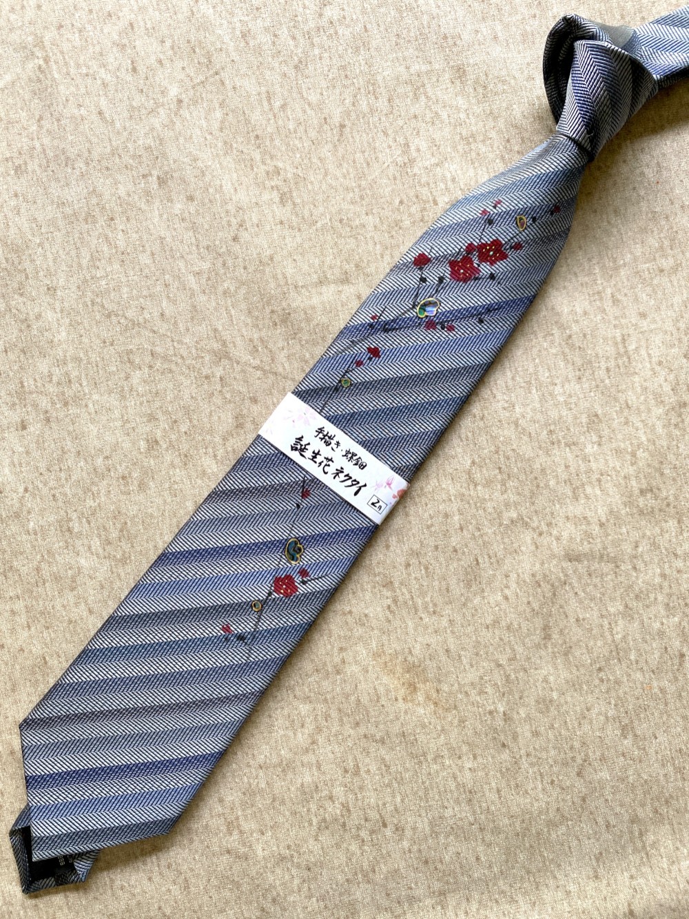 誕生花ネクタイ　グレーストライプ　『２月　うめ』京都・西陣織・手描き・螺鈿・ポストカード付き