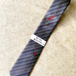誕生花ネクタイ　グレーストライプ　『２月　うめ』京都・西陣織・手描き・螺鈿・ポストカード付き 3枚目の画像