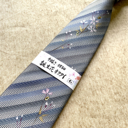 誕生花ネクタイ　グレーストライプ　『４月　さくら』京都・西陣織・手描き・螺鈿・ポストカード付き 2枚目の画像