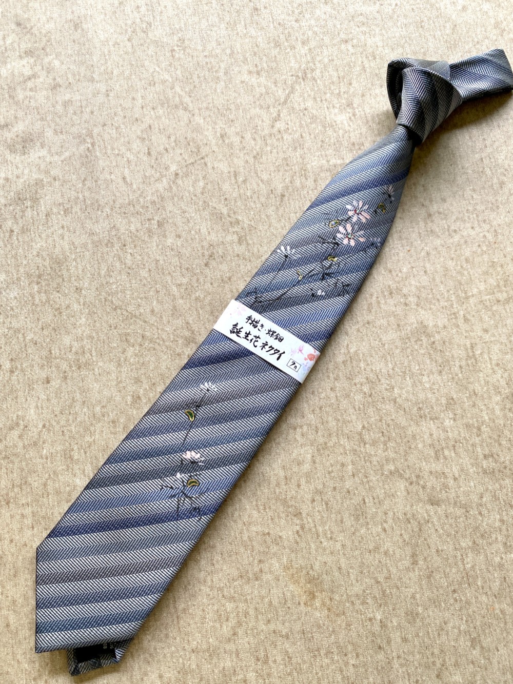 誕生花ネクタイ　グレーストライプ　『７月　なでしこ』京都・西陣織・手描き・螺鈿・ポストカード付き 12,210円