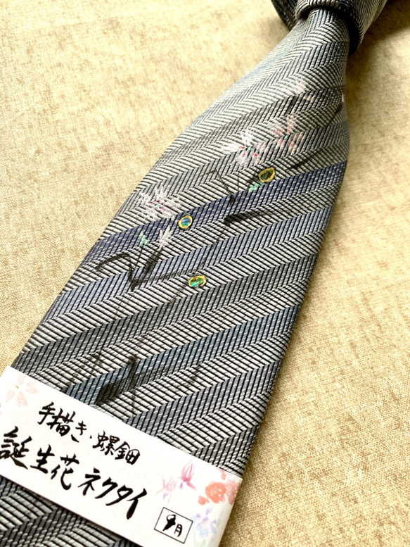 誕生花ネクタイ　グレーストライプ　『９月　こすもす』京都・西陣織・手描き・螺鈿・ポストカード付き 3枚目の画像