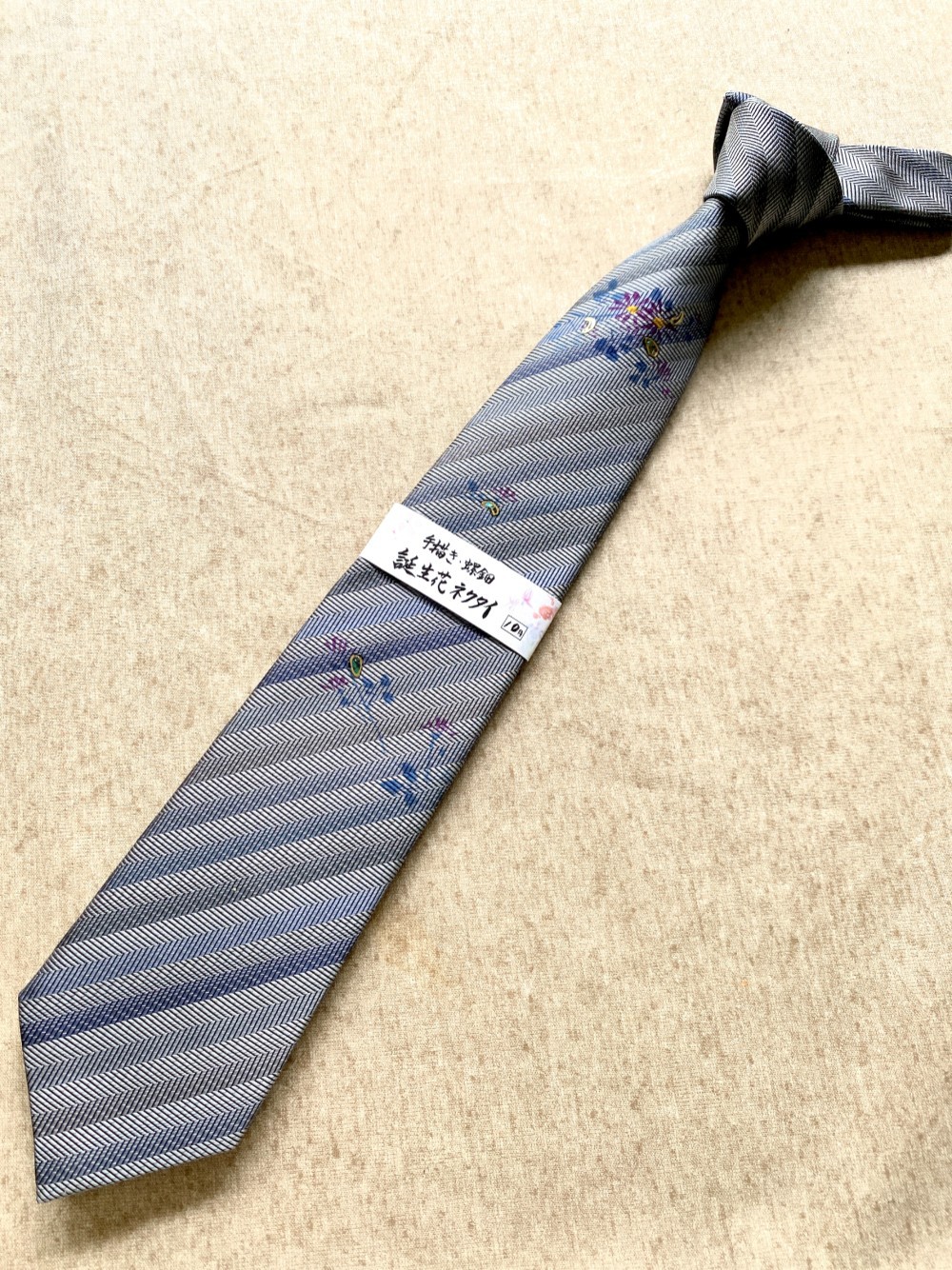 誕生花ネクタイ　グレーストライプ　『１０月　のこんぎく』京都・西陣織・手描き・螺鈿・ポストカード付き