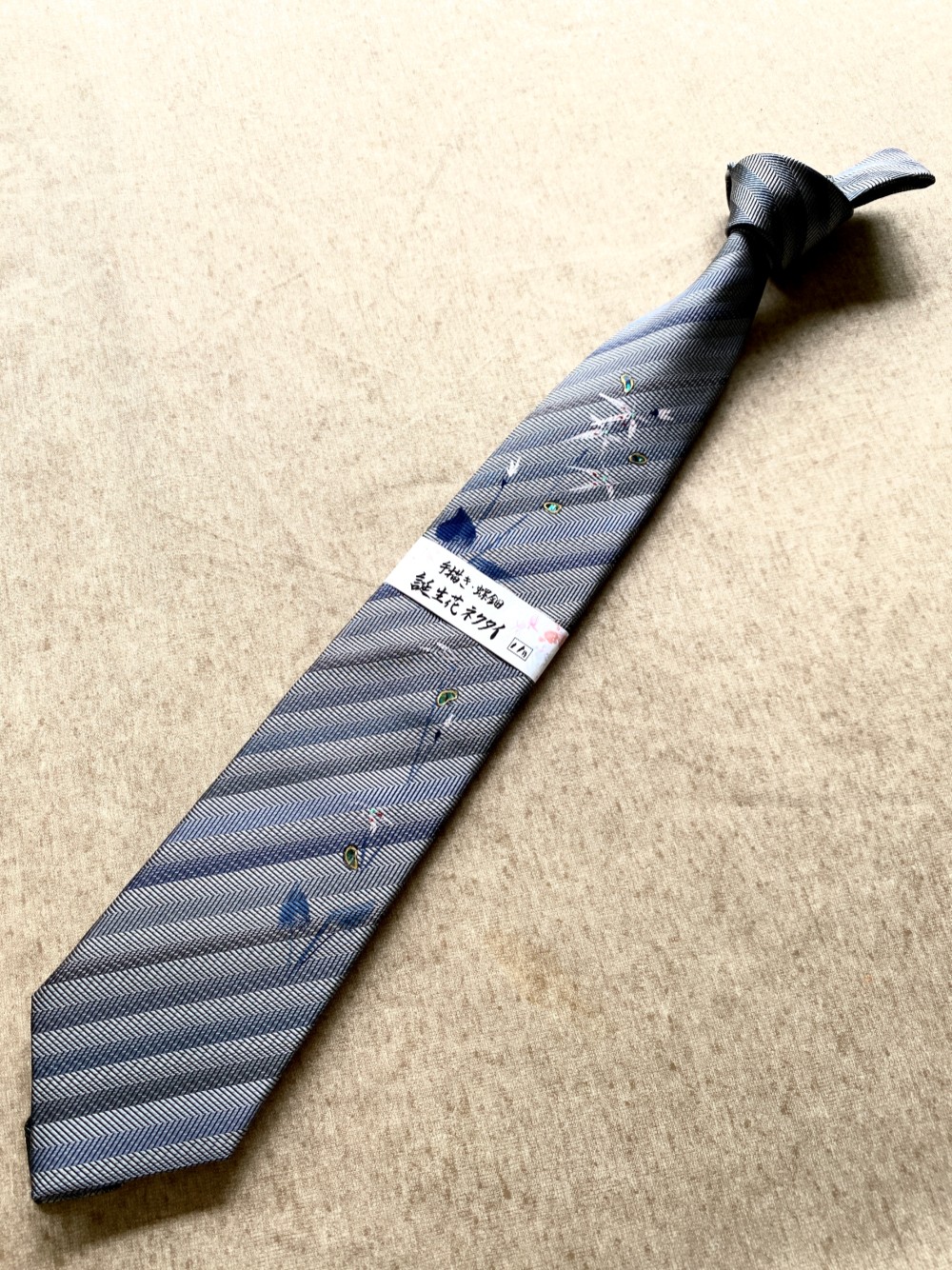 誕生花ネクタイ　グレーストライプ　『１1月　だいもんじそう』京都・西陣織・手描き・螺鈿・ポストカード付き