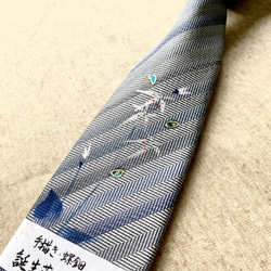 誕生花ネクタイ　グレーストライプ　『１1月　だいもんじそう』京都・西陣織・手描き・螺鈿・ポストカード付き 2枚目の画像