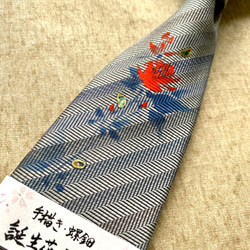 誕生花ネクタイ　グレーストライプ　『１２月　ばら』京都・西陣織・手描き・螺鈿・ポストカード付き 2枚目の画像