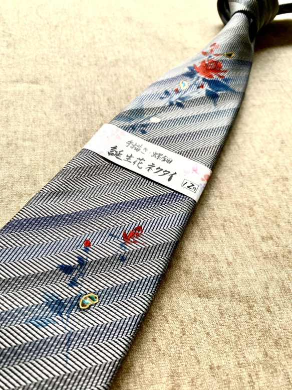 誕生花ネクタイ　グレーストライプ　『１２月　ばら』京都・西陣織・手描き・螺鈿・ポストカード付き 3枚目の画像