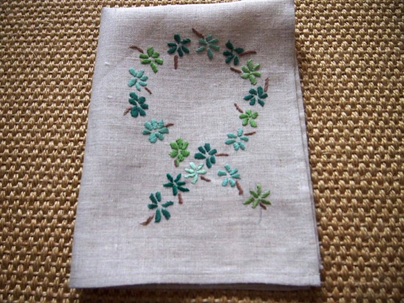 緑色の小花刺繍のリネンのクロス 1枚目の画像