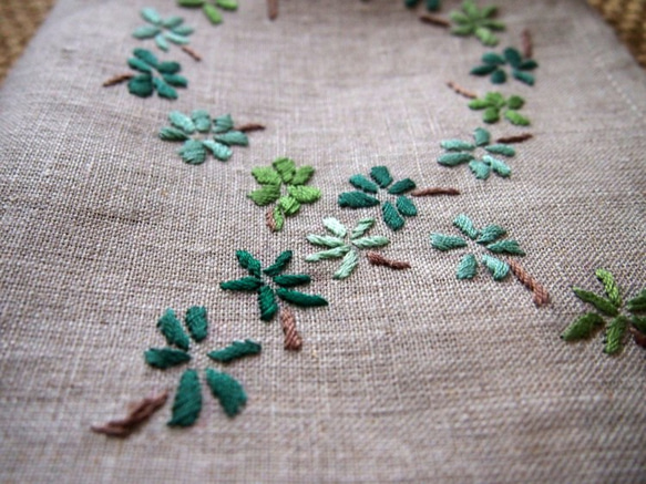 緑色の小花刺繍のリネンのクロス 2枚目の画像