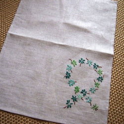 緑色の小花刺繍のリネンのクロス 4枚目の画像