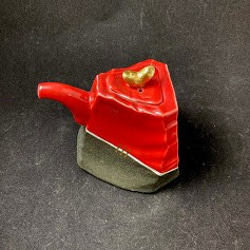 黒陶金彩スクラッチ（赤）　醬油差し 3枚目の画像