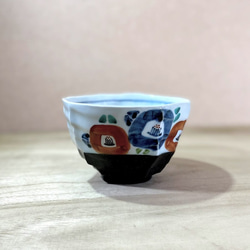 黒陶染付椿絵ご飯茶碗 2枚目の画像