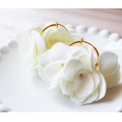white petal series-イヤリングフープ 1枚目の画像