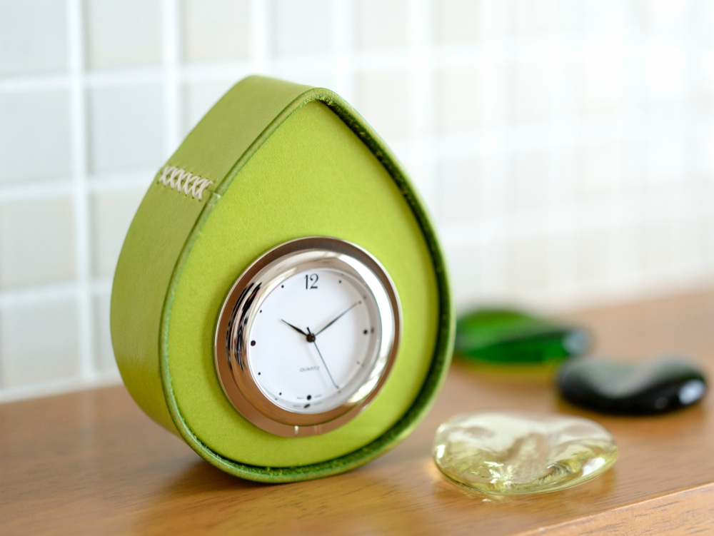 革のゆらゆらおき時計　リーフグリーン　受注生産
