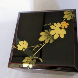 [弁当]　小さめ重箱　溜内朱塗二段小重「ゴーヤーの花」　木製漆塗 5枚目の画像