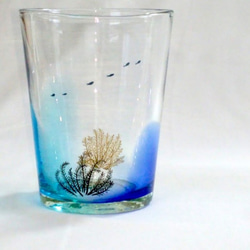 [グラス]ちゅら海 波漆絵グラス「ウミシダとルリスズメダイ」 1枚目の画像
