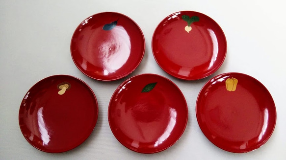 赤いシェブロンデザイン皿4枚セット 赤いシェブロンデザイン皿4枚セット ふるさと納税「食器」のおすすめ返