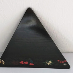 [皿・盆] 　琉球松の三角大皿「琉球華帯」　　木製漆塗 2枚目の画像
