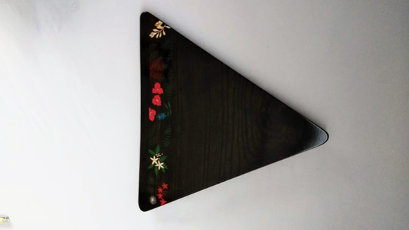 [皿・盆] 　琉球松の三角大皿「琉球華帯」　　木製漆塗 3枚目の画像