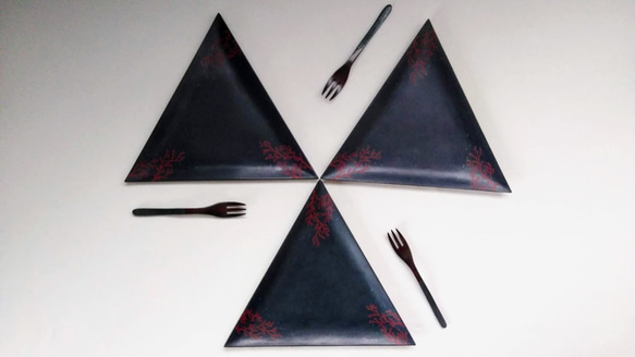 [皿・盆] 　変わった形の皿　「イソハナ」　乾漆三角大皿　フォーク付 6枚目の画像
