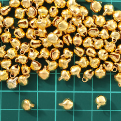 送料無料　鈴　ゴールド　6mm　小さめ　100個　カン付き　手芸　チャームパーツ　金具　手芸用　AP1851 5枚目の画像
