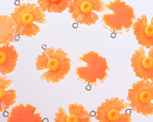 ハンドメイド　透明な中の小花　チャーム 0_05ec8682225ed23c643c234e5fe2