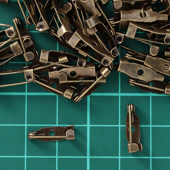 送料無料　ブローチピン　アンティーク　15mm　200個　セット　金古美　ブローチ金具　パーツ　1つ穴　AP1966 5枚目の画像