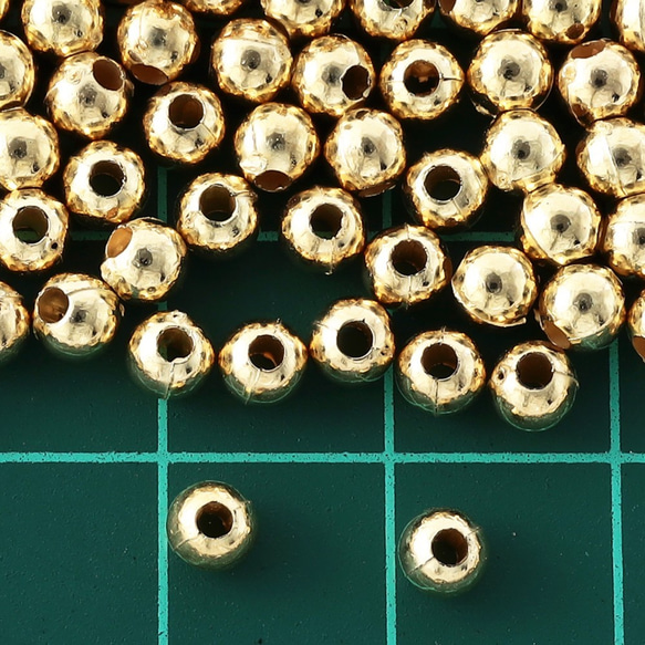 ビーズ　ゴールド　4mm　プラ製　丸　500個　KC金　両穴有　軽い　ラウンド　スペーサー　アクセサリー　AP2273 5枚目の画像