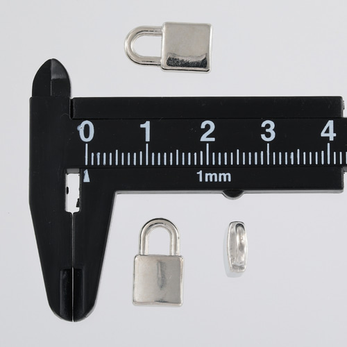 チャーム パーツ シルバー 南京錠 アンティーク 40個 プラ製 カン付き