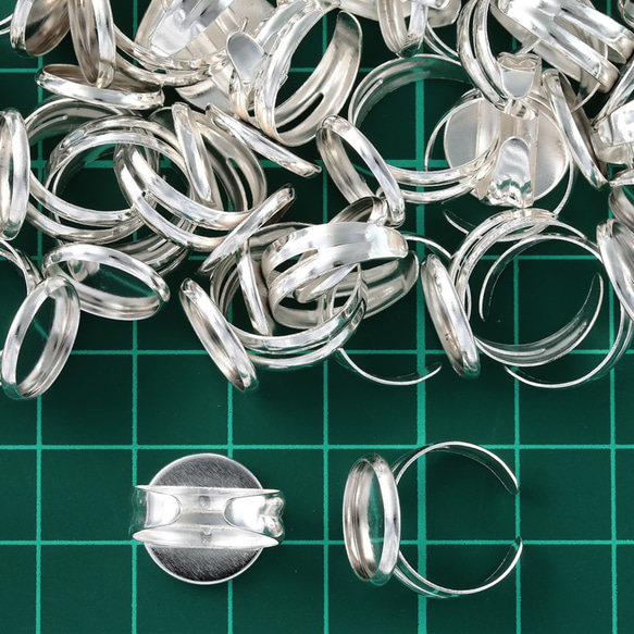 リングパーツ　指輪　小さめ　シルバー　白銀　丸皿　12mm　台座付き　40個　アクセサリー　パーツ　AP2515 5枚目の画像