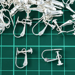 イヤリング　パーツ　シルバー　40個　白銀　ネジバネ式　8mm　台座　丸皿　カン無し　アクセサリー　金具　AP2564 5枚目の画像