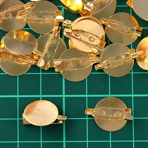 ブローチピン 台座 付き ゴールド 明るめ 15mm 丸皿 ふち無 20個 
