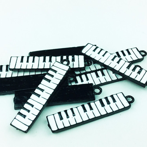 送料無料 楽器 ピアノ チャーム 10個 鍵盤 音楽 モチーフ （AP0018
