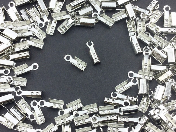 送料無料　カシメ　紐留め　150個　幅3mm　シルバー　銀色　アクセサリー パーツ ヒモ留め 留め具　（AP0094） 1枚目の画像