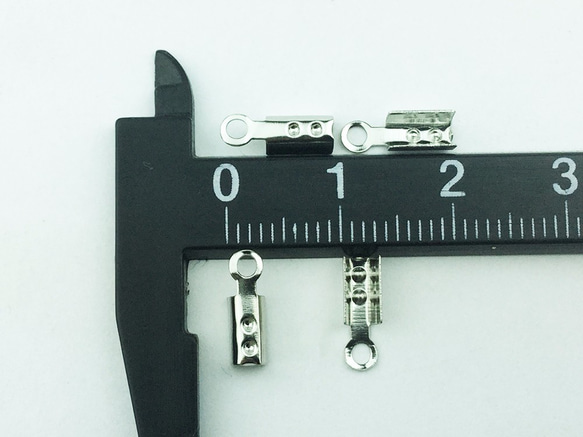 送料無料　カシメ　紐留め　150個　幅3mm　シルバー　銀色　アクセサリー パーツ ヒモ留め 留め具　（AP0094） 5枚目の画像