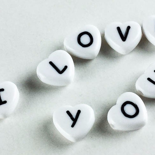 送料無料 アルファベット ビーズ ハート 形 100個 イニシャル ホワイト